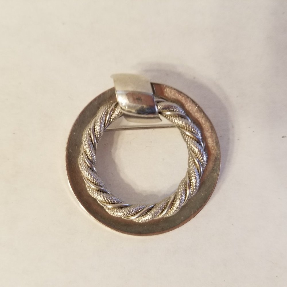 💖3 for $10 - 90's Vintage Silvertone Round Brooch